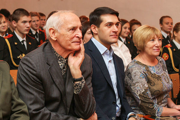 Единственный сын Василия Ланового впервые женился на девушке почти на два десятка лет моложе него Единственный сын Василия Ланового впервые женился на девушке почти на два десятка лет моложе него