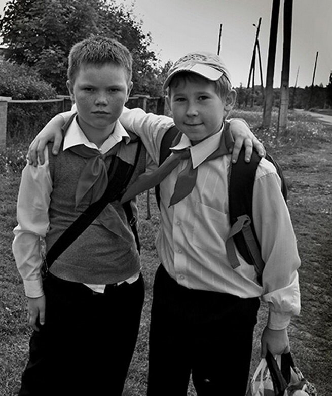 Деревенька как деревенька. Много таких. Вот только в этой двое арестантов