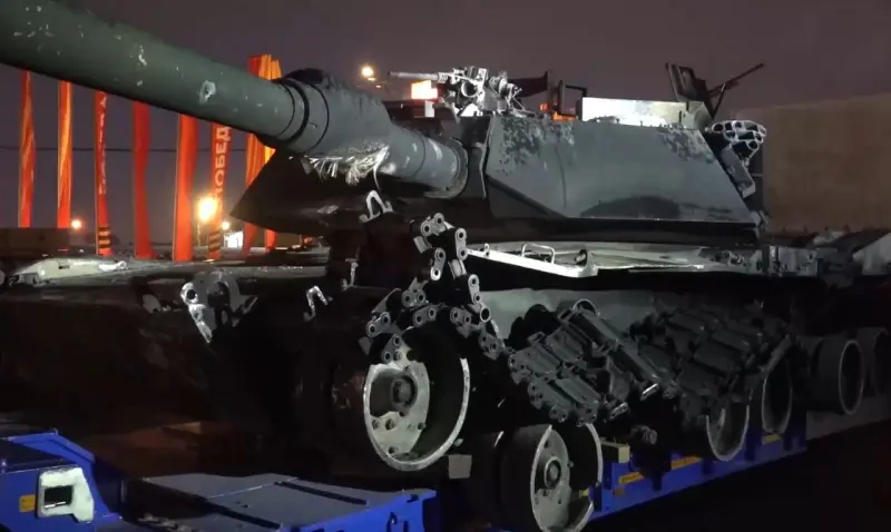 Американский танк M1 Abrams доставили на выставку Минобороны на Поклонной горе