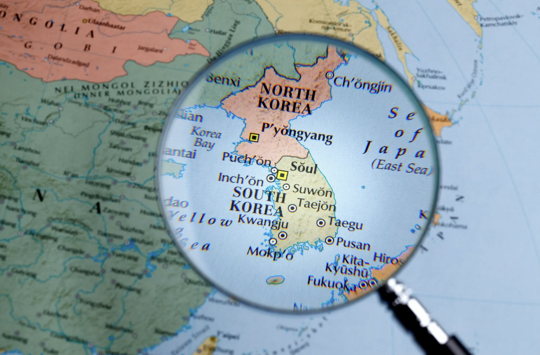 Где находится южная корея на карте. Расположение Кореи на карте. Южная Корея расположение на карте мира. Корея на карте мира. Южная Корея с картой!.