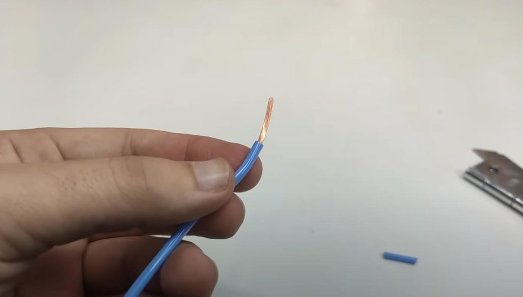 Как за пару минут сделать простейший инструмент для снятия изоляции с проводов