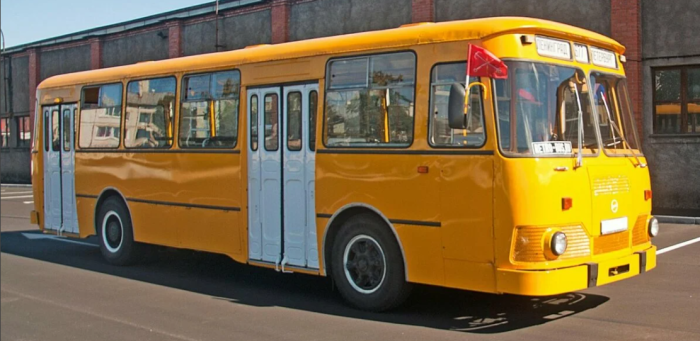 Цвет был выбран неслучайно, благодаря яркости автобус было легко заметить в потоке / Фото: yandex.ua