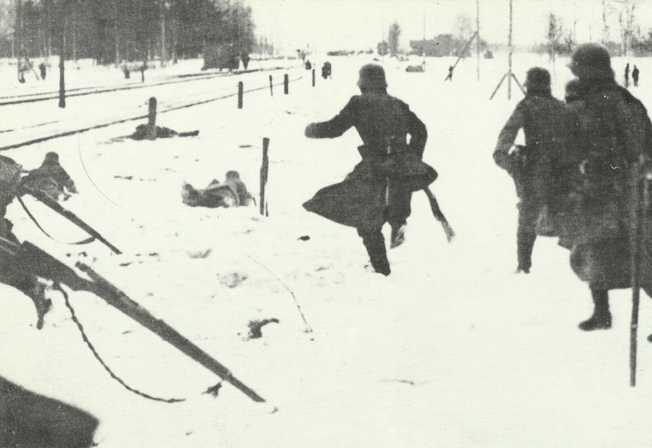 ​Немецкие солдаты преследуют красноармейцев. Фото датируется 18 февраля 1918 года. ww2-weapons.com - Советская Россия принимает бой | Warspot.ru