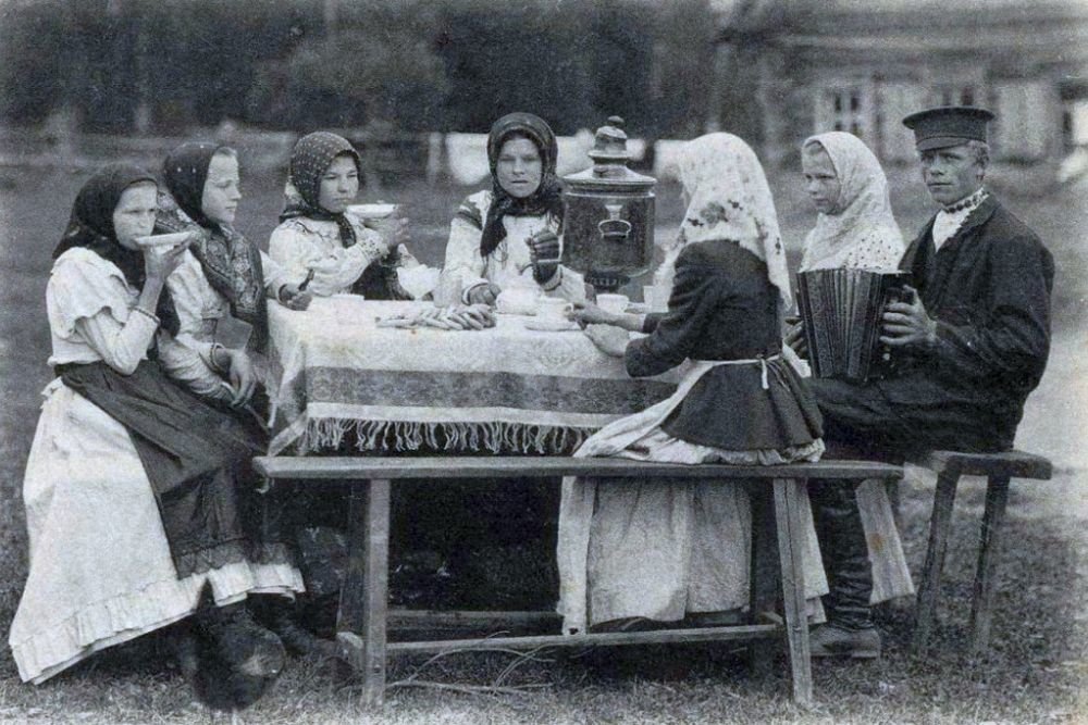 Молодежь пьет чай в селе. Постановочный снимок. Конец XIX - начало ХХ века.