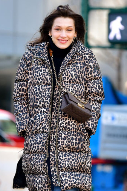 Уличный стиль знаменитости: Белла Хадид в леопардовом пуховике гуляет по Нью-Йорку Звездный стиль
