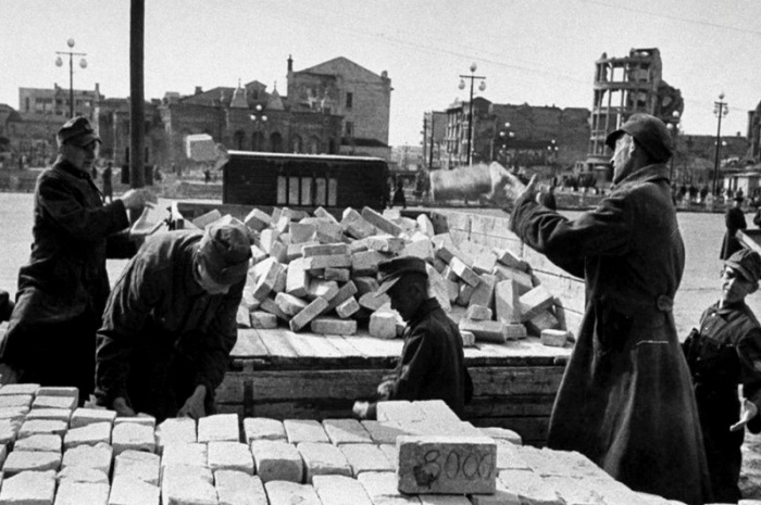 Немецкие военнопленные во время восстановления Сталинграда, 1943 год. /Фото: riac34.ru Немецкие военнопленные во время восстановления Сталинграда, 1943 год. /Фото: riac34.ru