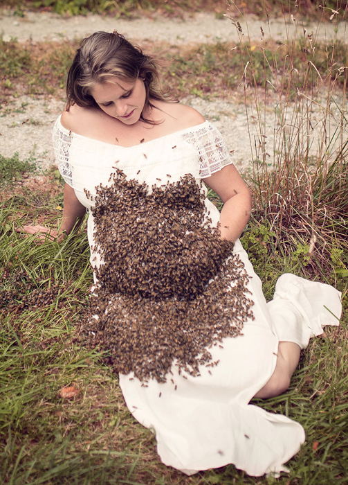 Фотосессия беременной женщины с роем пчел