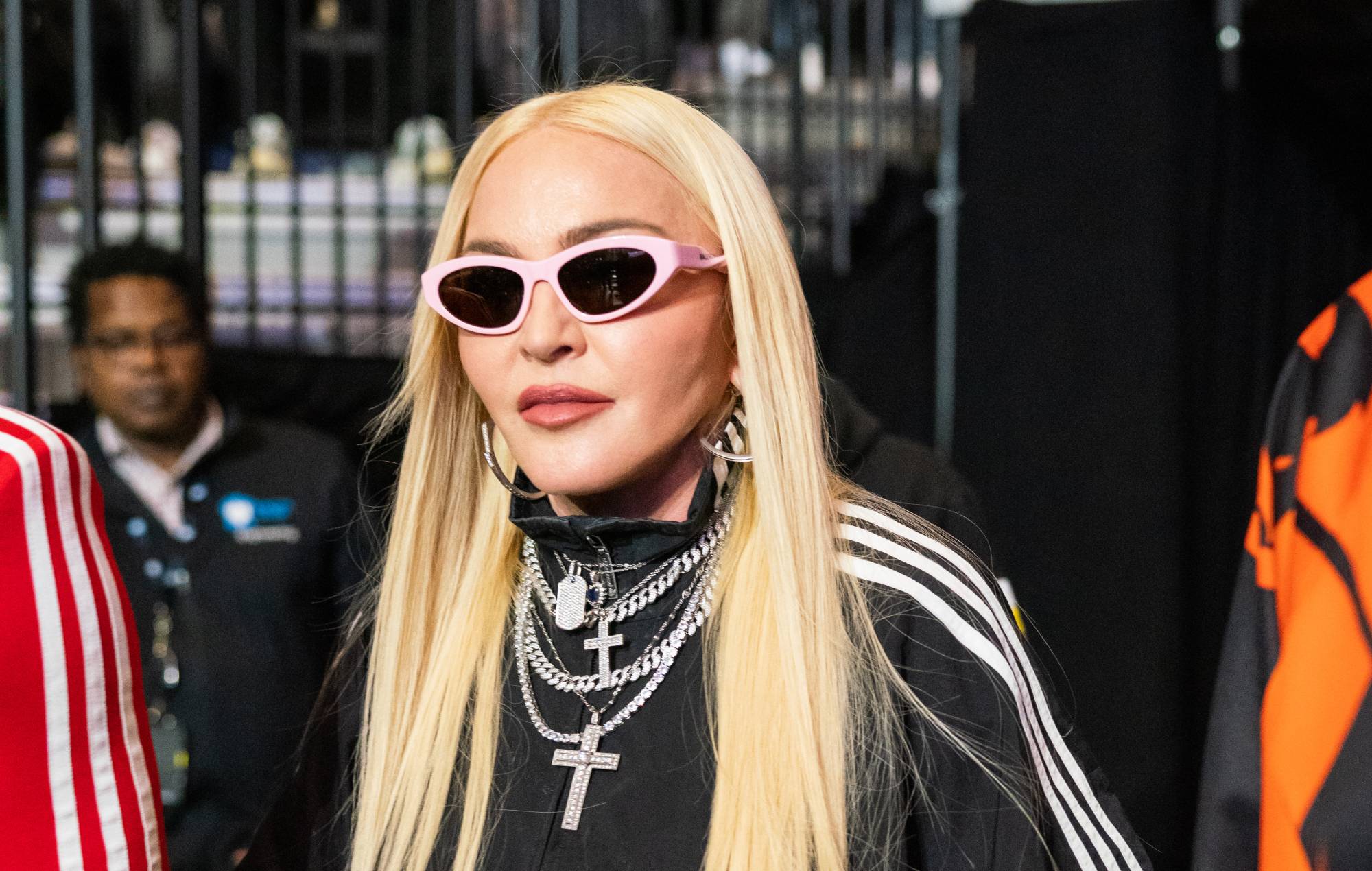 Безумные выходки фанатов знаменитостей Однако, Гримми, Бьорк, чтобы, когда, просто, Ортис, певицы, фанаты, Лопес, Кравиц, Карвальо, певице, певица, поклонников, сцену, Эминема, удалось, соцсетях, момент