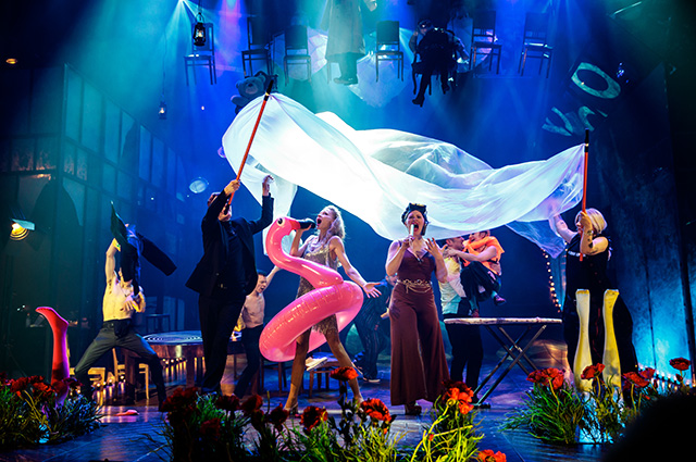 Dress Code. В Москве прошла премьера спектакля с Ходченковой и Варнавой. Среди гостей — Ирина Горбачева, Маша Федорова, Владимир Познер Dress Code. В Москве прошла премьера спектакля с Ходченковой и Варнавой. Среди гостей — Ирина Горбачева, Маша Федорова, Владимир Познер Светская жизнь