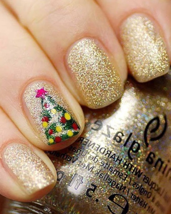 Новогодний маникюр золотистый. Елочка на ногтях. Новогодний маникюр с золотом. Ногти золото. Ногти 2021 с золотом.