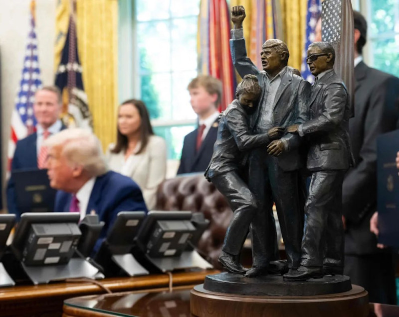 Вот Трамп в Овальном
