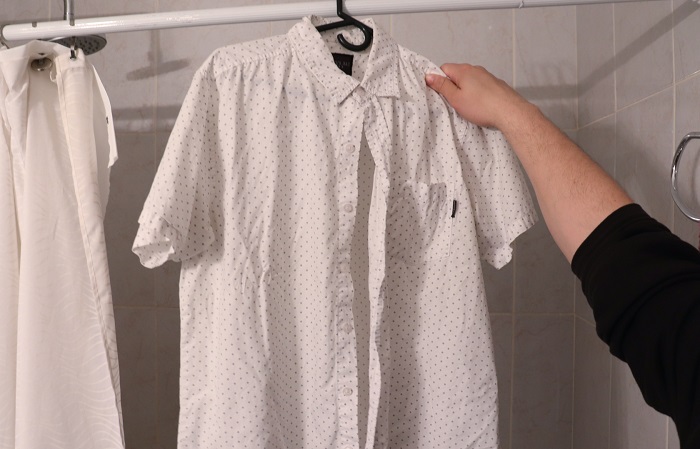 Пар от горячей воды в ванной разгладит складки на одежде. / Фото: moda-styl.ru