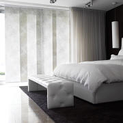 Изысканный интерьеру придают японские шторы с нежным узором