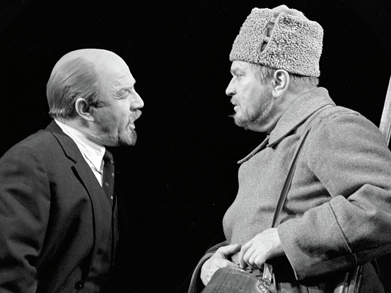 Легендарные советские артисты на сцене театра. Легендарные советские артисты на сцене театра.