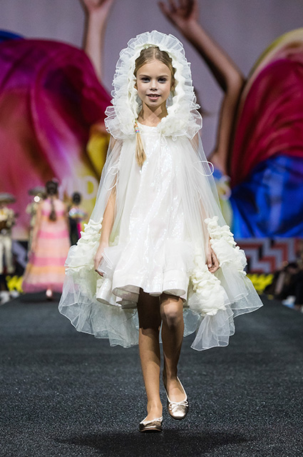 Алсу, Татьяна Михалкова и Дарья Коновалова на показе Валентина и Галины Юдашкиных Алсу, Татьяна Михалкова и Дарья Коновалова на показе Валентина и Галины Юдашкиных Светская жизнь