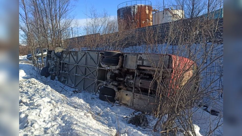 Автобус с пассажирами опрокинулся на трассе под Магаданом