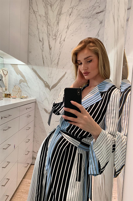 Пижамная вечеринка: Рози Хантингтон-Уайтли делится любимым весенним фасоном Звездный стиль