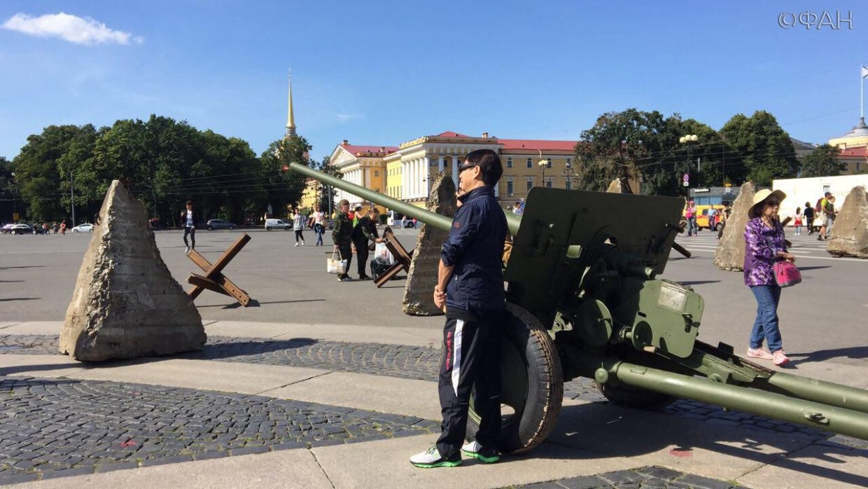Дворцовую площадь в Петербурге заполнили советские танки