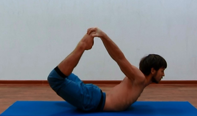 Поза лука И еще одно упражнение из базовой йоги, которое поможет растянуть позвоночный столб. Ложитесь лицом вниз, затем согните и поднимите ноги, обхватив щиколотки руками. Почувствуйте натяжение позвоночника и тазобедренного сустава. Выполняйте движения медленно и плавно, при малейшем ощущении дискомфорта &mdash; прекращайте.