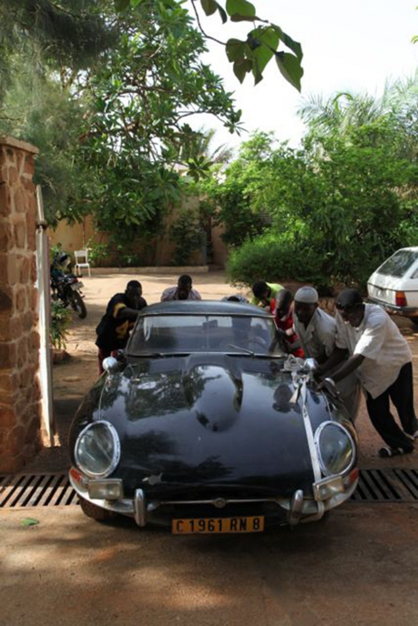 Уникальная находка: Jaguar E-Type, который эксплуатировался в сердце Африки целых 40 лет Уникальная находка: Jaguar E-Type, который эксплуатировался в сердце Африки целых 40 лет авто