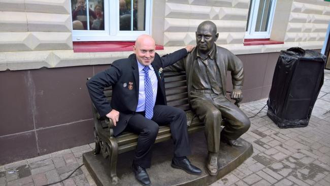 Шварценеггер, Расторгуев и еще 8 знаменитостей, которым поставили памятники при жизни. знаменитости,памятники,шоу-бизнес