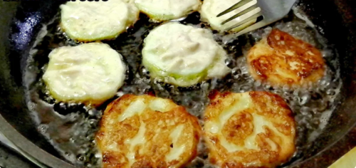 Простой и быстрый рецепт кабачков в сырном кляре: хрустящие и вкусные