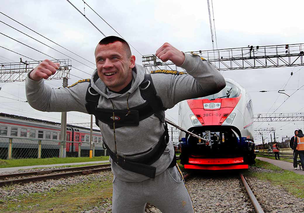 «Сапсан» РЖД как спортивный снаряд. В железнодорожном депо атлет Денис Вовк установил мировой рекорд, протащив 650-тонный поезд на полтора метра