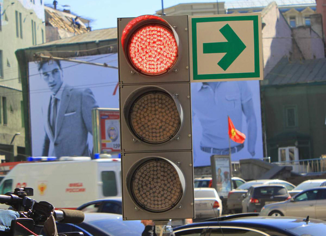 5 ситуаций, когда — так и быть! — можно ехать на красный авто и мото,знаки светофора,ПДД