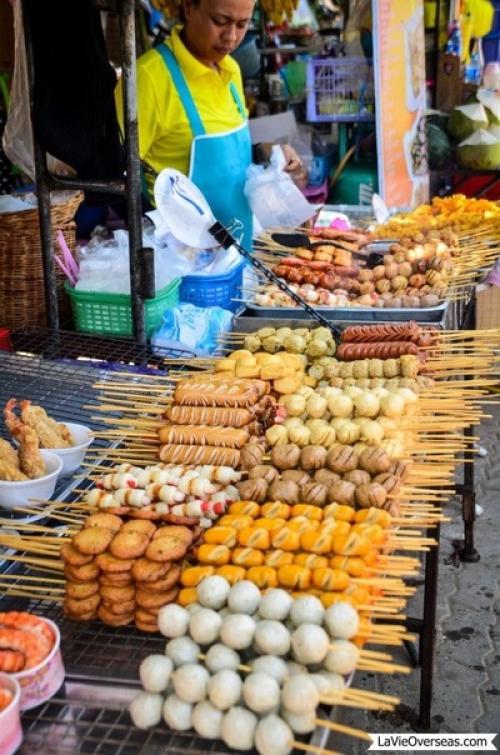 Тайский стритфуд - дешёвая еда, которую продают на ночных рынках, в палатках и макашницах, магазинах на колёсах (буквально на трёхколёсном байке).