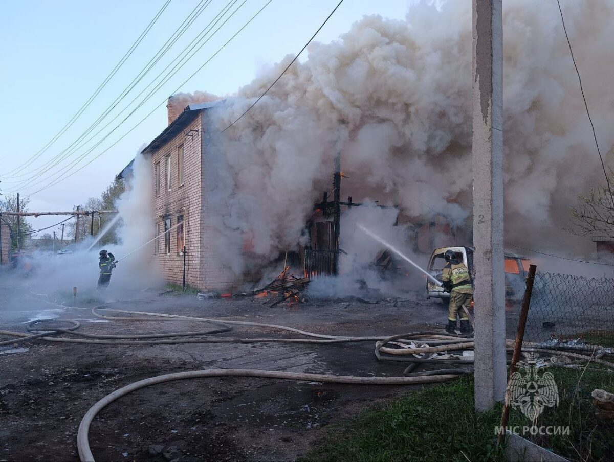 В Боровичах загорелся двухэтажный жилой дом