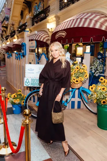 Виктория Шелягова (в образе мамы Дяди Фёдора), Яна Рудковская, Екатерина Солоцинская и Юлия Барановская посетили открытие кафе 