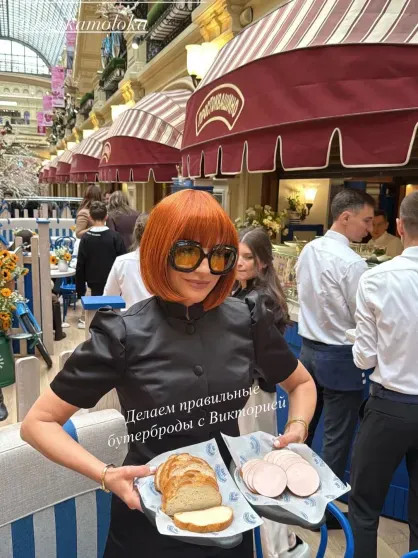 Виктория Шелягова (в образе мамы Дяди Фёдора), Яна Рудковская, Екатерина Солоцинская и Юлия Барановская посетили открытие кафе 