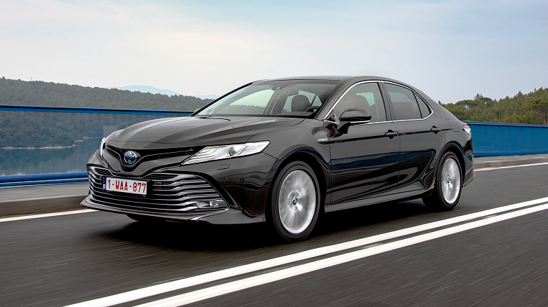 toyota-camry-hybrid-exterior-dynamic-not-uk-spec-26_large.png