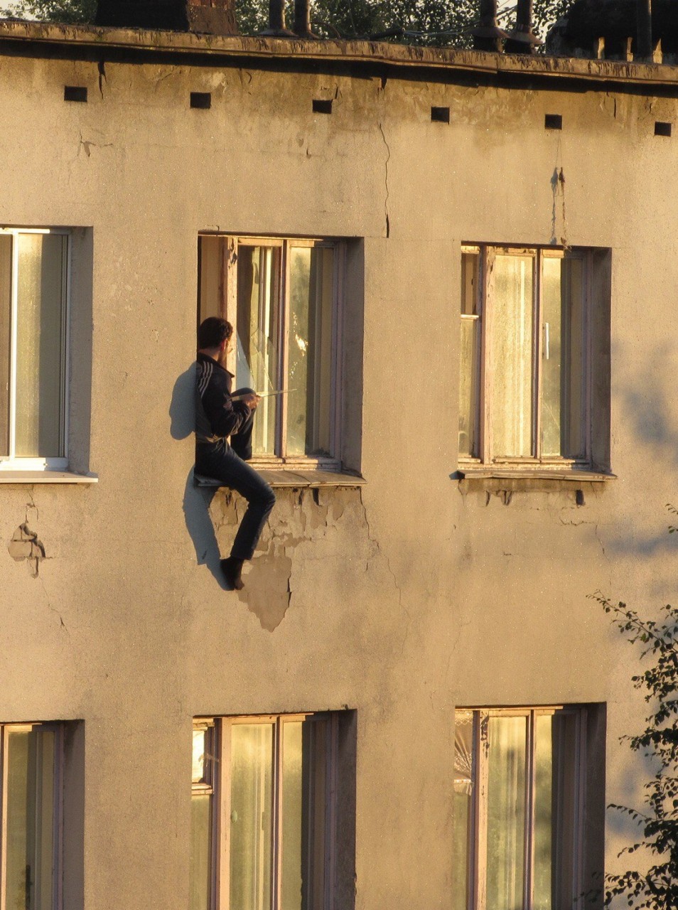 Вышел в окно. Прыжок в окно.