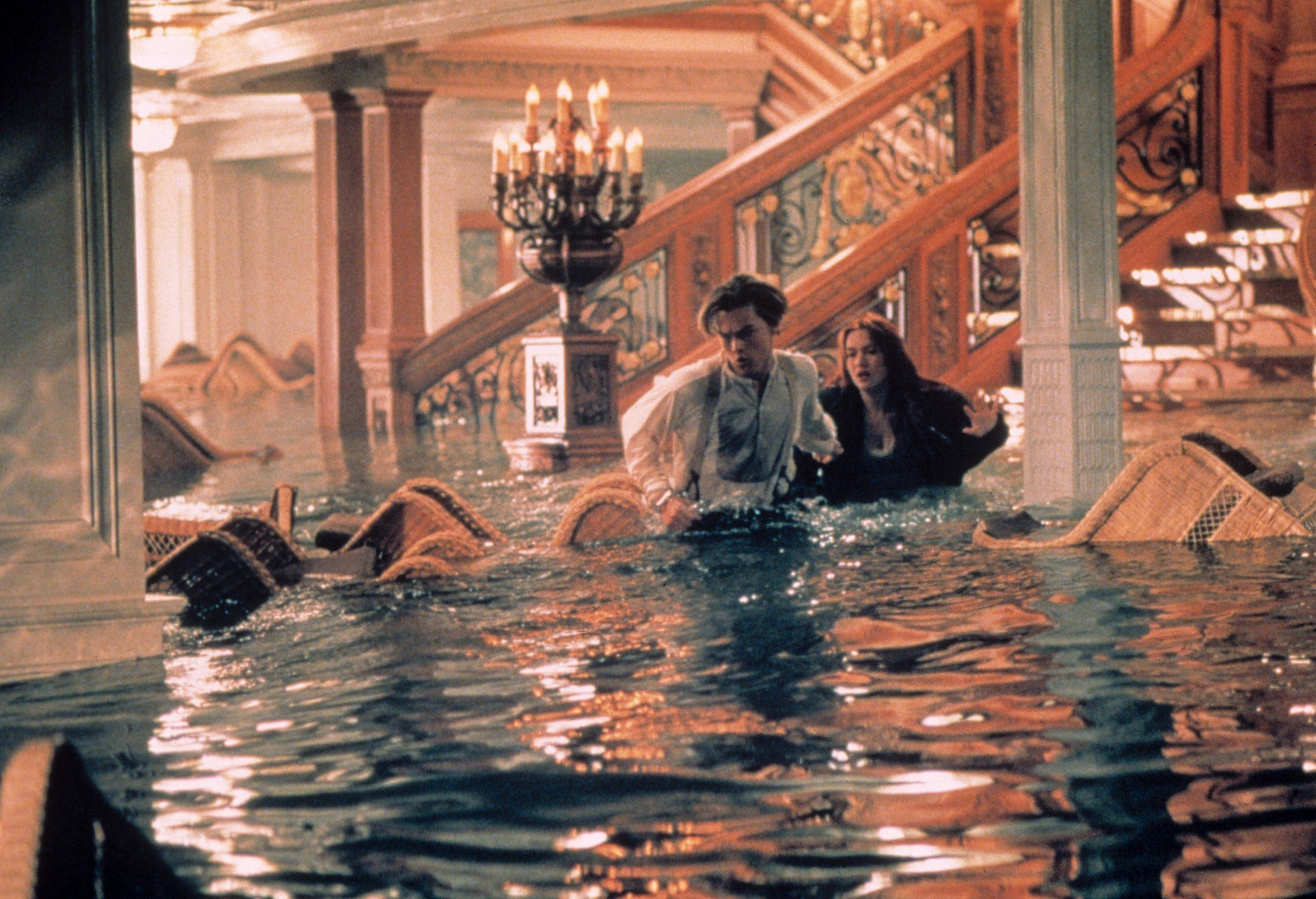Титаник кадры. «Титаник» (1997), реж. Джеймс Кэмерон. Титаник ДИКАПРИО тонет. Кадр из бассейна с Леонардо ди Каприо. Титаник кадры из фильма крушение.