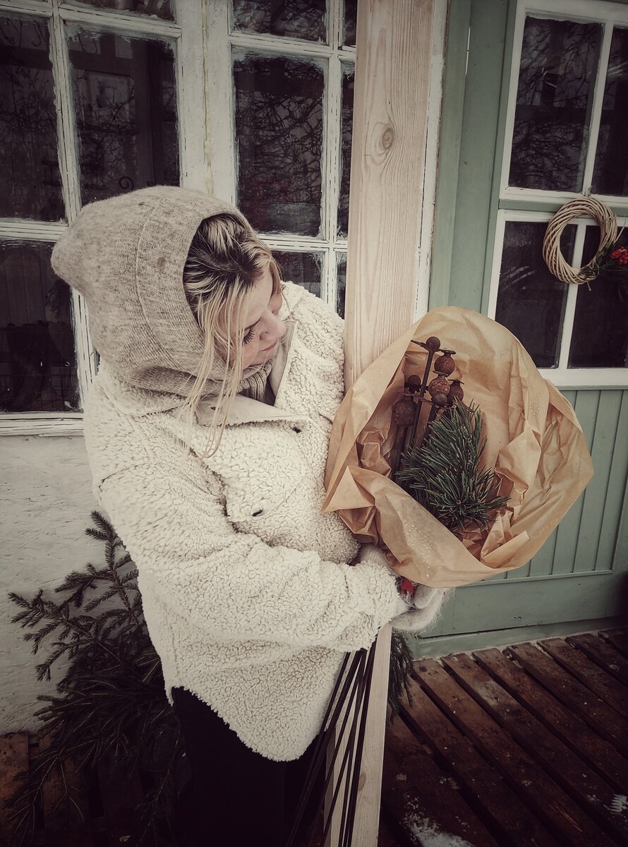 Хозяйка на пороге своего домика (фото сделано этой зимой)