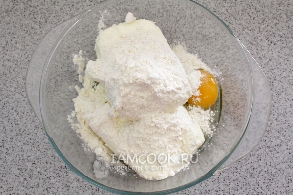Соединить яйцо, творог, сахар и муку
