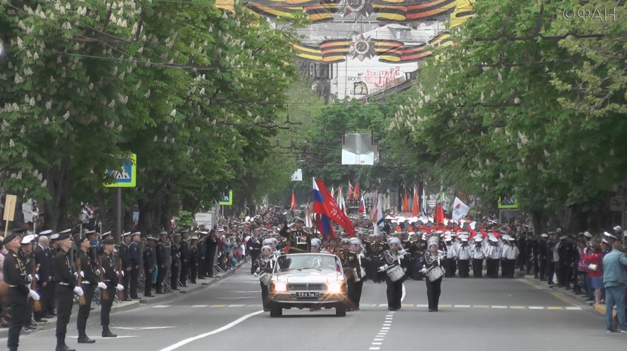 В Севастополе военным парадом и шествием «Бессмертного полка» отметили двойной праздник