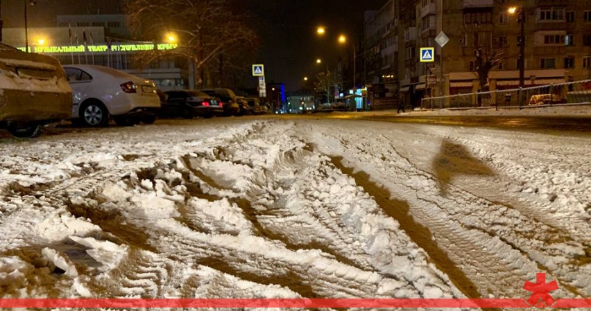 Крым занесло. Снежное месиво. Крым занесло снегом. Месиво снега на тротуарах. Месиво из снега.