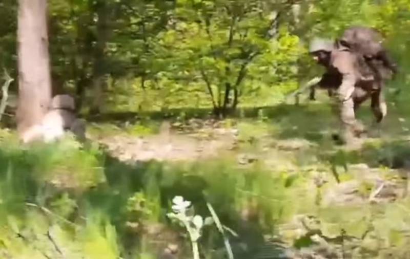 Боец российского спецназа заснял реальный бой с противником в лесу