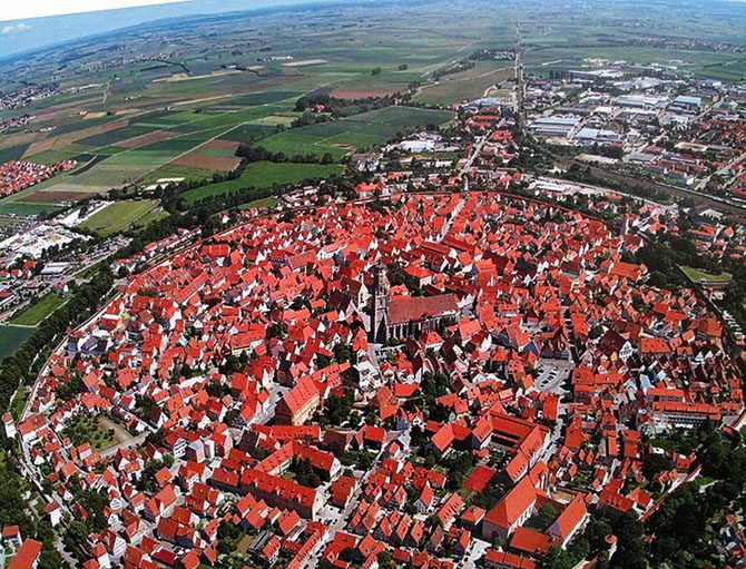 Нордлинген — уникальный город, расположенный в метеоритном кратере Бавария,Германия,Нордлинген