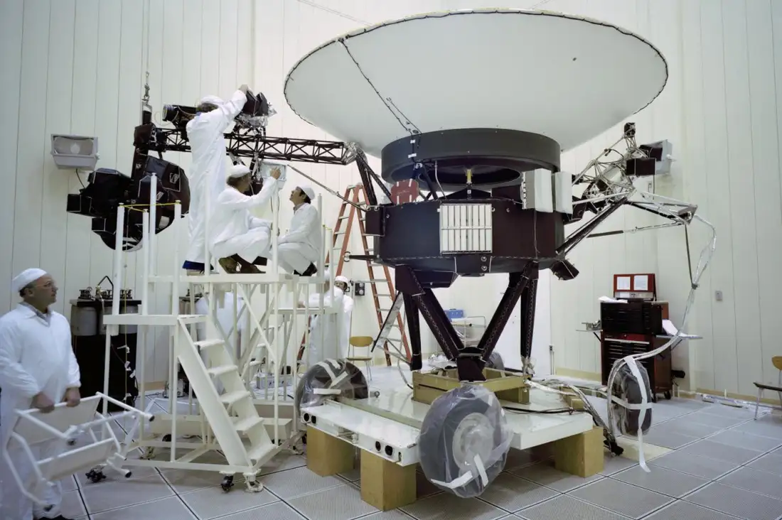 Инженеры готовят Voyager 2 к запуску в 1977 году / NASA