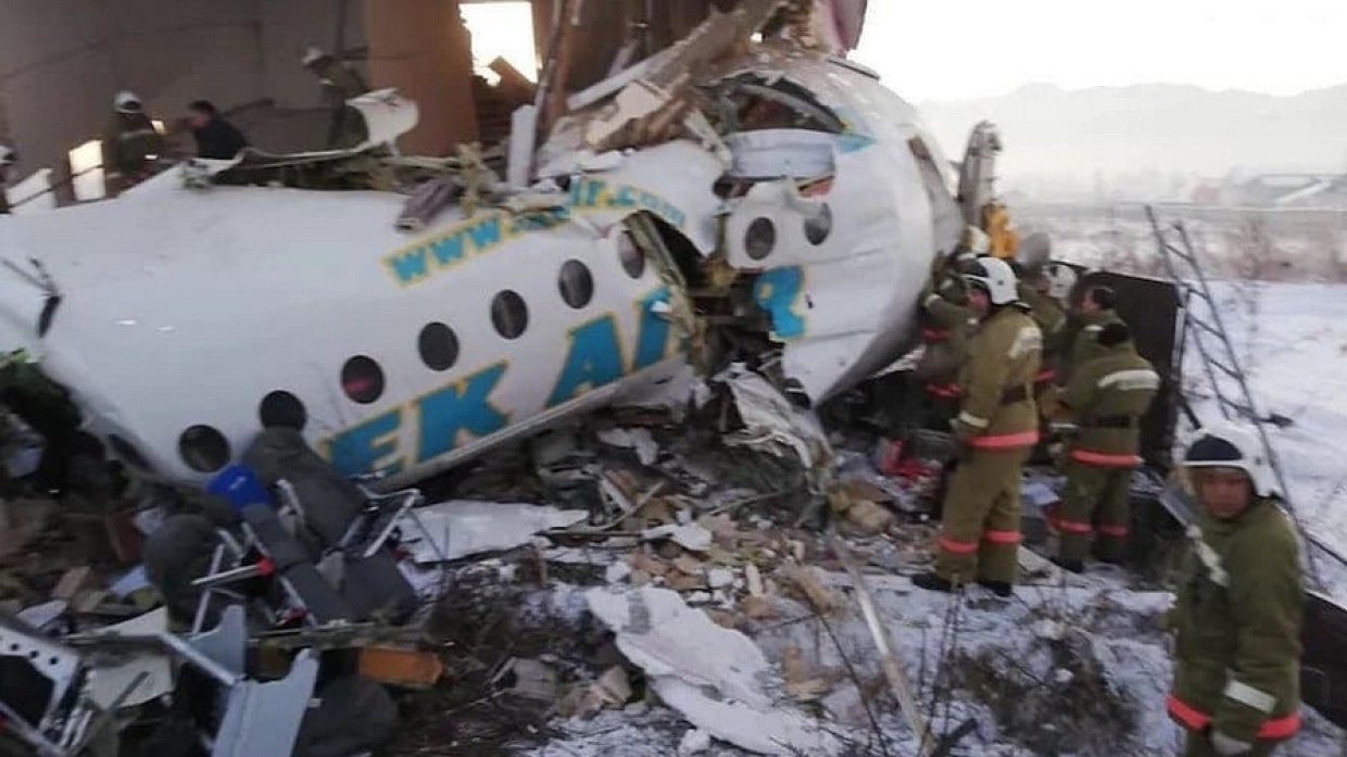 Токаев пообещал наказать виновных в авиакатастрофе в Алма-Ате