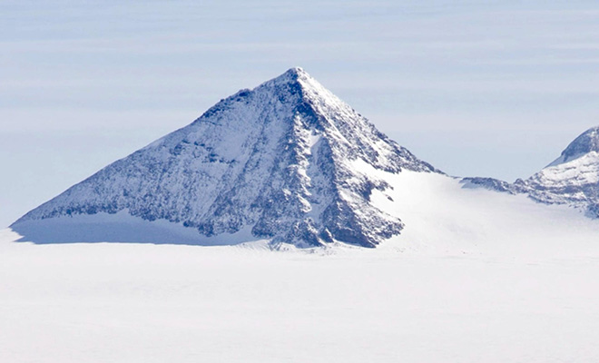 Среди ледников Антарктиды разглядели гору в форме пирамиды. На фото со спутника она очень похожа на египетскую 