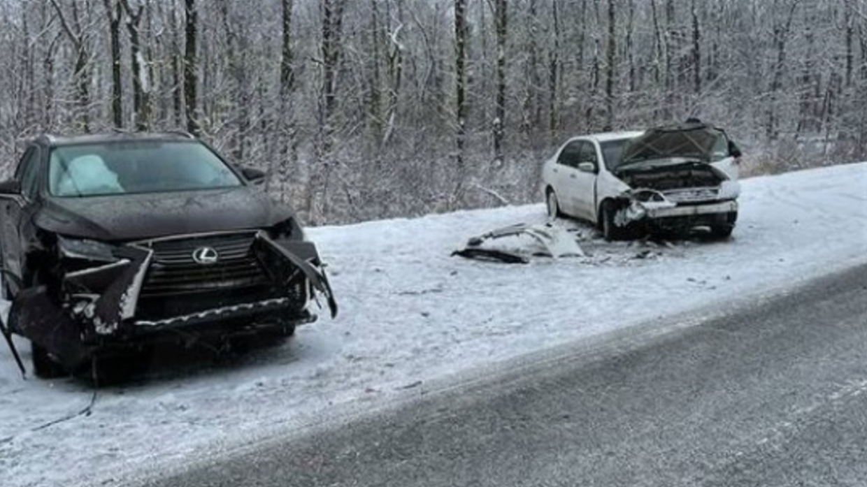 Один человек погиб и 27 пострадали из-за снегопада на дорогах Тюмени