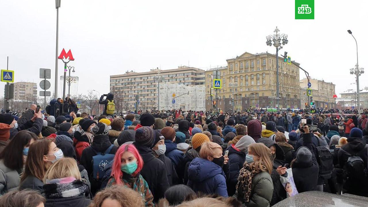 Собравшиеся на Пушкинской площади двинулись в сторону Манежной