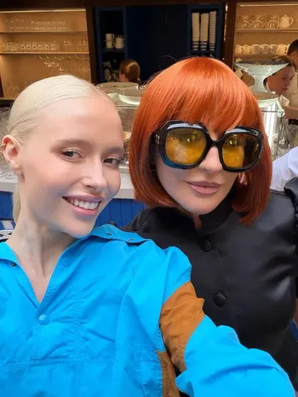 Виктория Шелягова (в образе мамы Дяди Фёдора), Яна Рудковская, Екатерина Солоцинская и Юлия Барановская посетили открытие кафе 