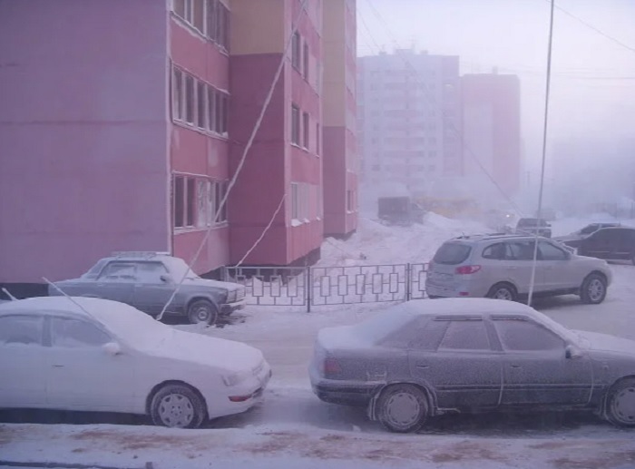 Для чего суровые сибирские водители тянут к машинам провода из квартир
