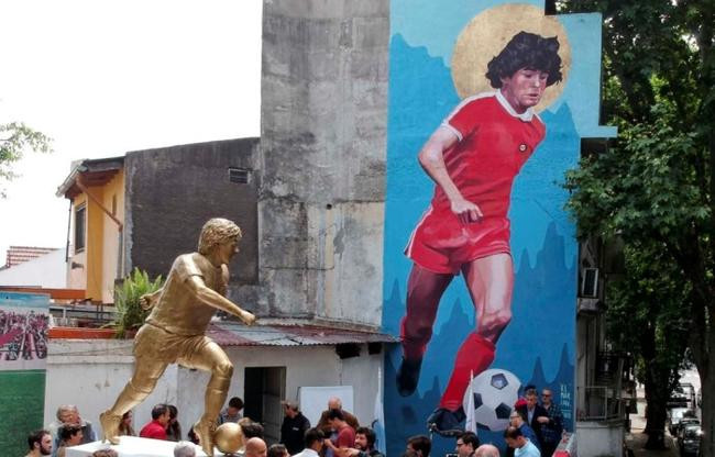 Шварценеггер, Расторгуев и еще 8 знаменитостей, которым поставили памятники при жизни. знаменитости,памятники,шоу-бизнес