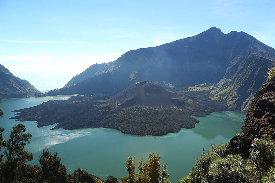 Вулкан Ринджани: одно из самых красивых мест Индонезии Ринджани, которые, также, священной, который, Вулкан, вулкан, озера, озеру, вулканом, острова, балийцев, время, находится, привлекает, которая, озеро, пекелан, называемой, церемонии